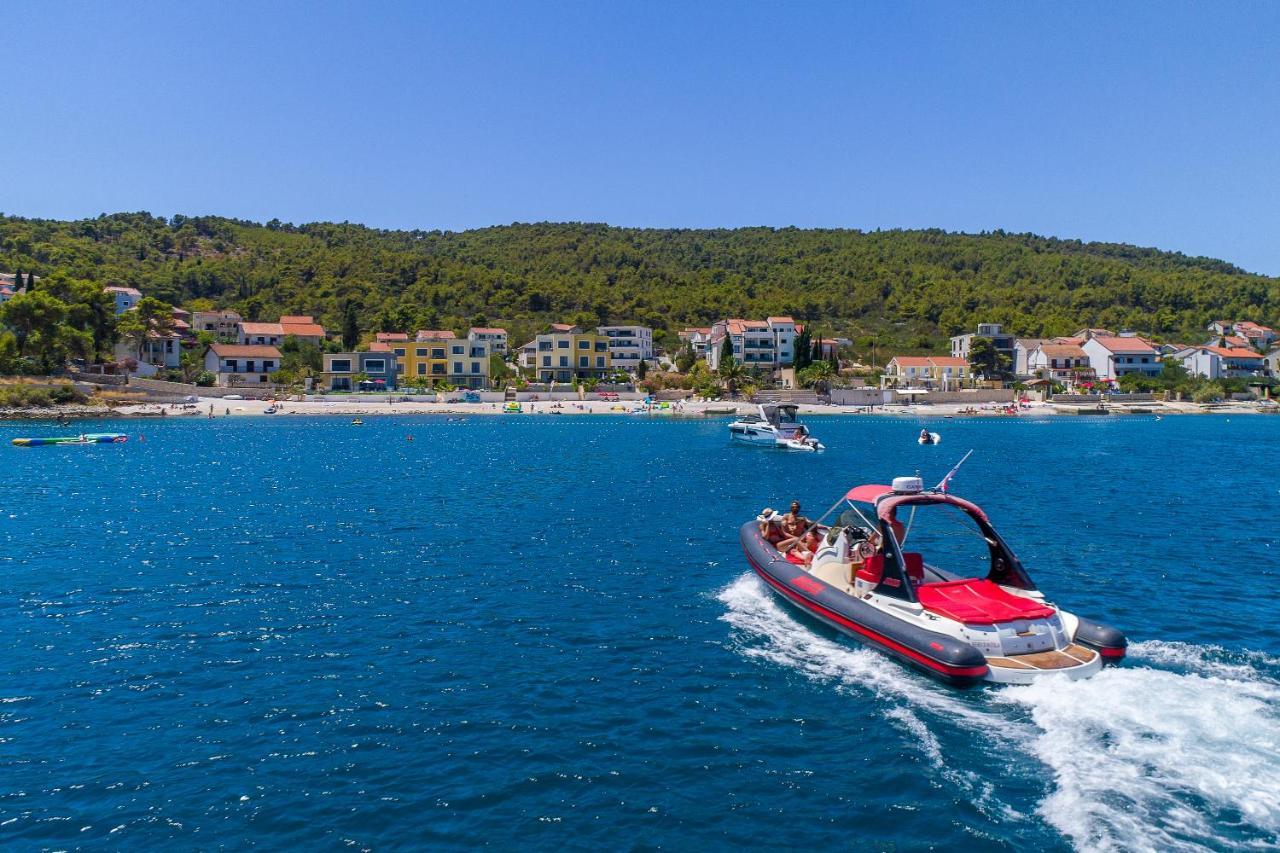 Acadia Beach Villas & Apartments สลาทิเน ภายนอก รูปภาพ