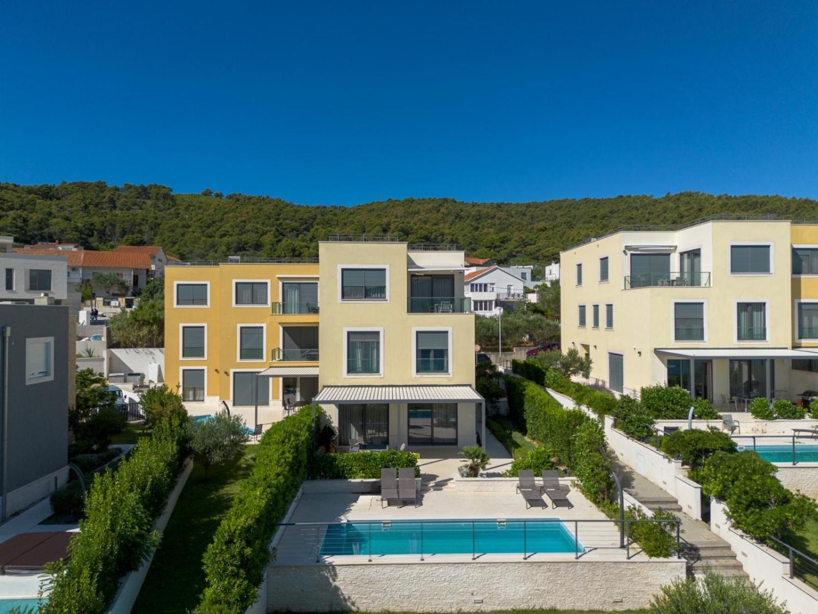 Acadia Beach Villas & Apartments สลาทิเน ภายนอก รูปภาพ